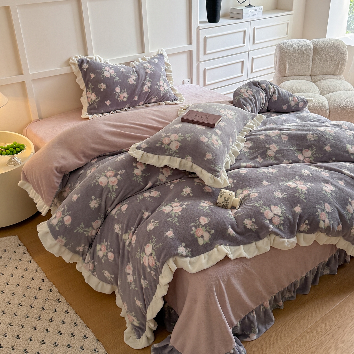 91家纺网 家纺一手货源 找家纺 潘朵拉家纺 2025新款法式牛奶绒双层花边四件套 紫密花间