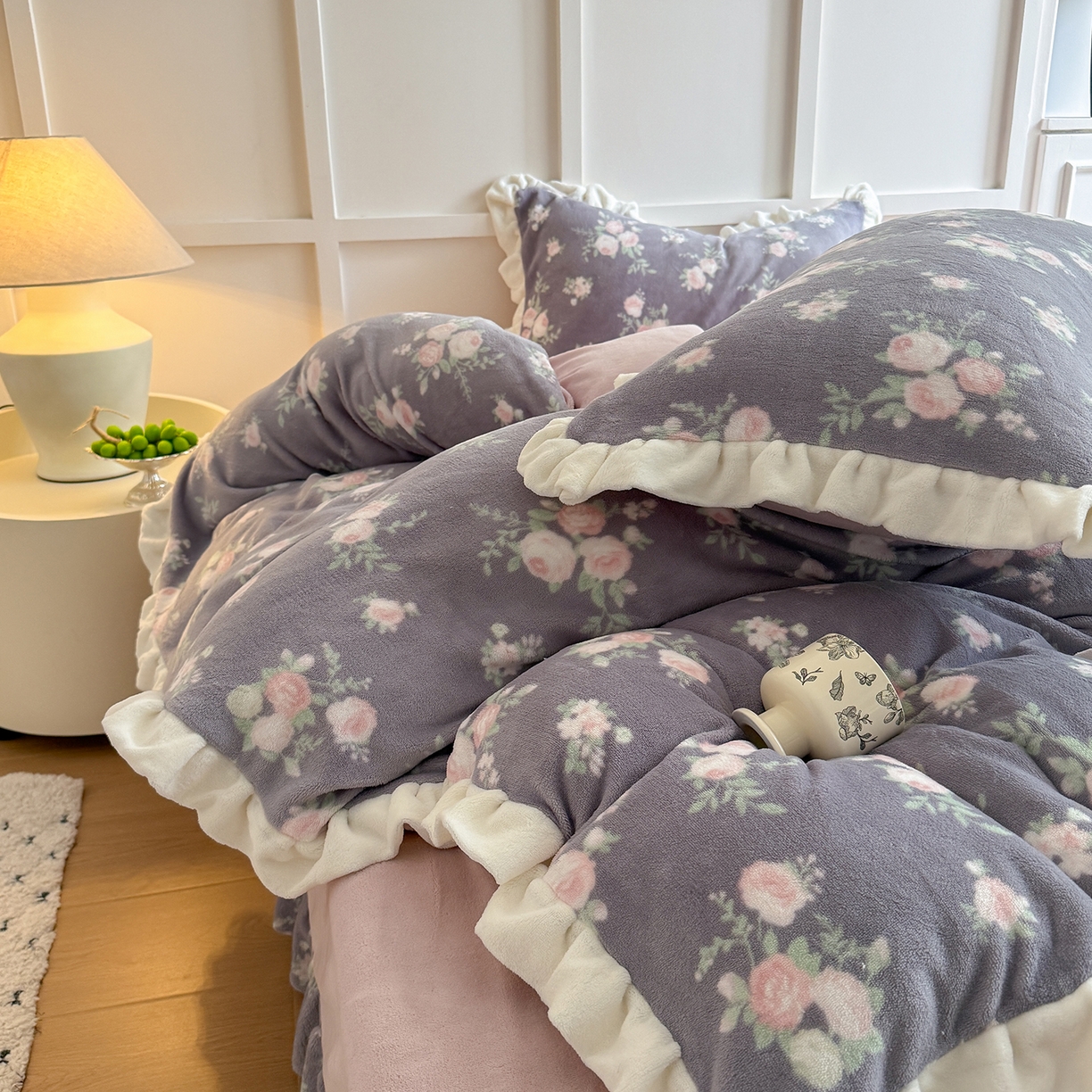 91家纺网 家纺一手货源 找家纺 潘朵拉家纺 2025新款法式牛奶绒双层花边四件套 紫密花间