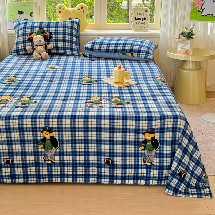 91家纺网 家纺一手货源 找家纺 澜妃 2025新款高克重软软糯糯牛奶绒单床单CD系列（小红书推荐） CD-蓝格英伦熊