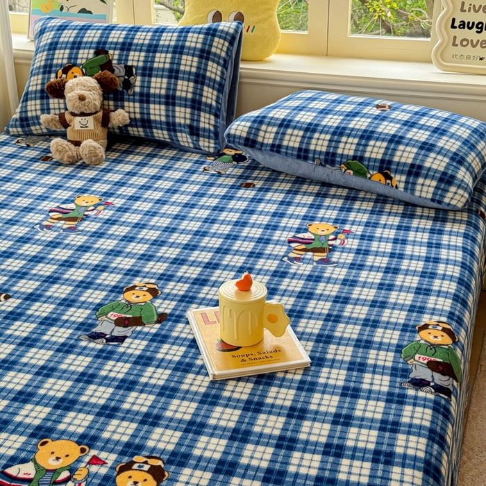 91家纺网 家纺一手货源 找家纺 澜妃 2025新款高克重软软糯糯牛奶绒单床单CD系列（小红书推荐） CD-蓝格英伦熊