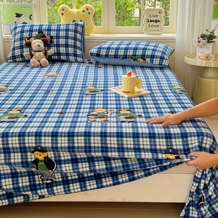 91家纺网 家纺一手货源 找家纺 澜妃 2025新款高克重软软糯糯牛奶绒单床单CD系列（小红书推荐） CD-蓝格英伦熊