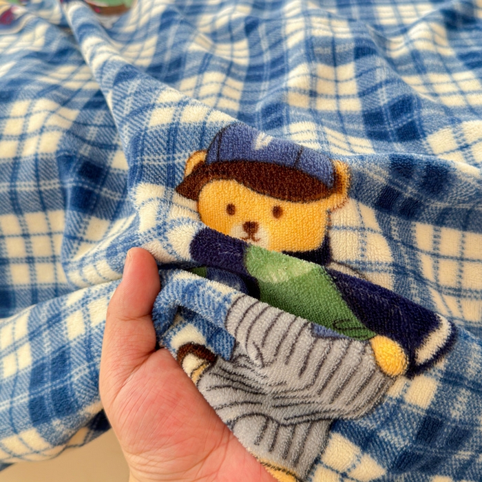 91家纺网 家纺一手货源 找家纺 澜妃 2025新款高克重软软糯糯牛奶绒单床单CD系列（小红书推荐） CD-蓝格英伦熊