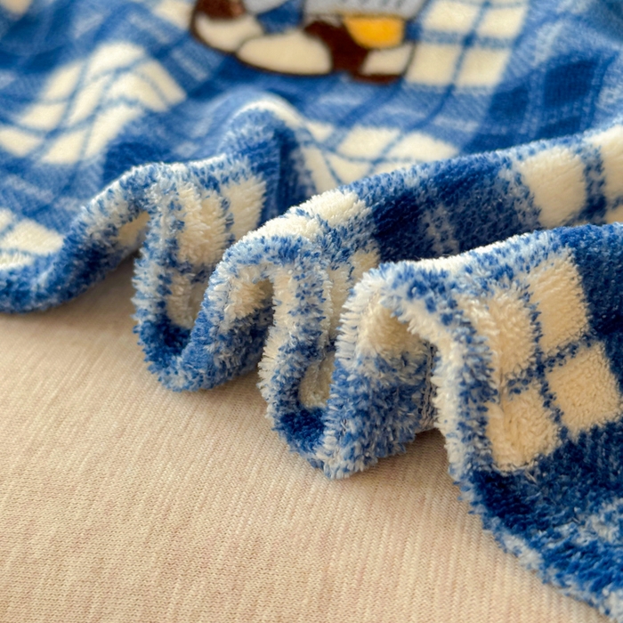 91家纺网 家纺一手货源 找家纺 澜妃 2025新款高克重软软糯糯牛奶绒单床单CD系列（小红书推荐） CD-蓝格英伦熊