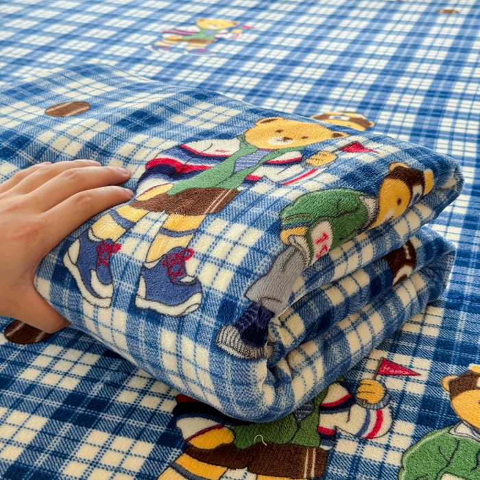 91家纺网 家纺一手货源 找家纺 澜妃 2025新款高克重软软糯糯牛奶绒单床单CD系列（小红书推荐） CD-蓝格英伦熊