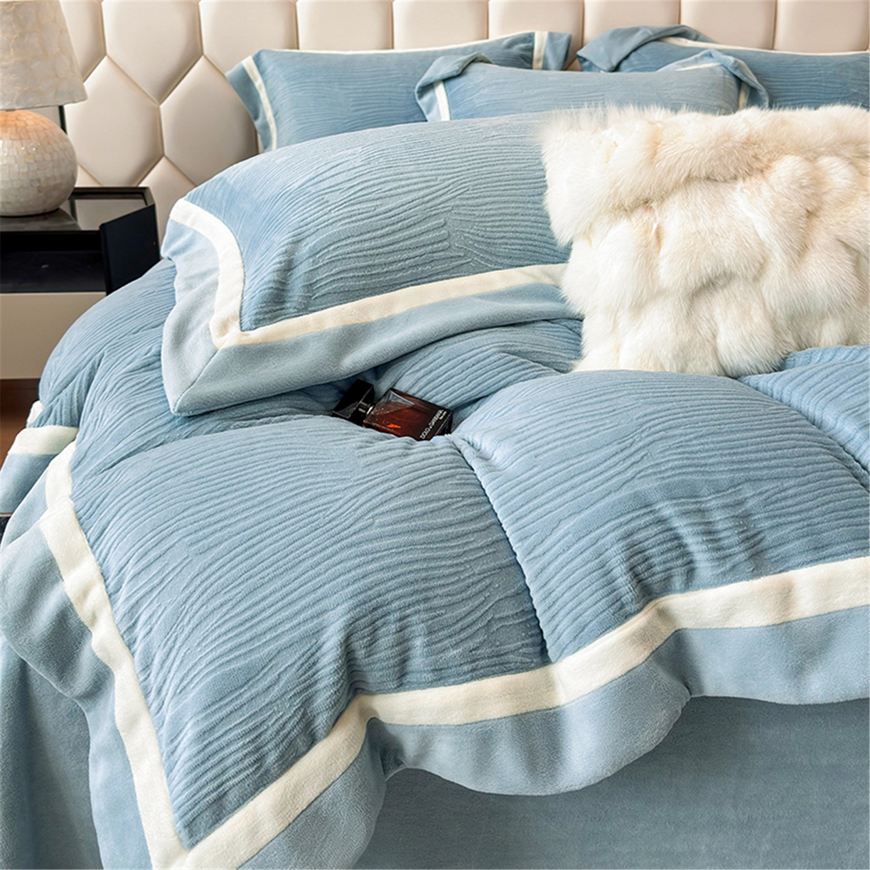 91家纺网 家纺一手货源 找家纺 家居1号家纺 2025新款230克全消光瑞丽牛奶绒烂花四件套（控价标准258加大278 会员优惠10元） 瑞丽-温馨蓝