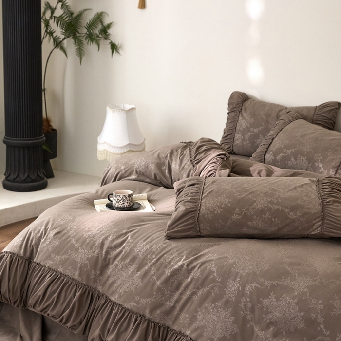 91家纺网 家纺一手货源 找家纺 金奇达家纺 2025新款羽零™空气拉绒四件套热压纹四件套-【爱丽莎】 热压纹【爱丽莎】系列，标准号全网控价（折后券后）不低于218元 会员减45元 爱丽莎-深咖