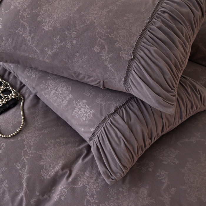 91家纺网 家纺一手货源 找家纺 金奇达家纺 2025新款羽零™空气拉绒四件套热压纹四件套-【爱丽莎】 热压纹【爱丽莎】系列，标准号全网控价（折后券后）不低于218元 会员减45元 爱丽莎-深灰