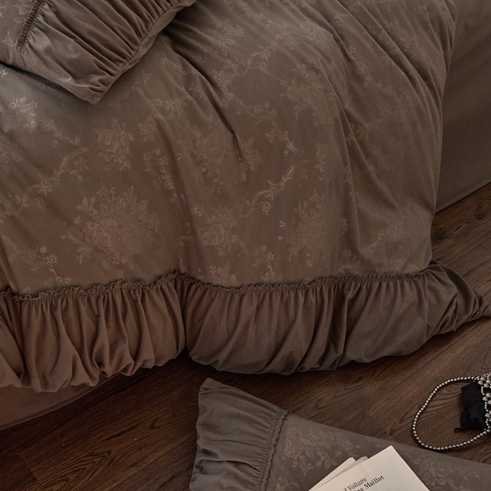 91家纺网 家纺一手货源 找家纺 金奇达家纺 2025新款羽零™空气拉绒四件套热压纹四件套-【爱丽莎】 热压纹【爱丽莎】系列，标准号全网控价（折后券后）不低于218元 会员减45元 爱丽莎-深咖