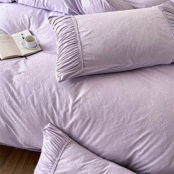 91家纺网 家纺一手货源 找家纺 金奇达家纺 2025新款羽零™空气拉绒四件套热压纹四件套-【爱丽莎】 热压纹【爱丽莎】系列，标准号全网控价（折后券后）不低于218元 会员减45元 爱丽莎-浅紫