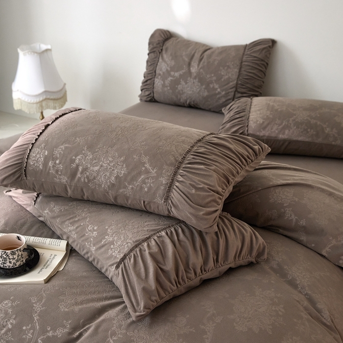 91家纺网 家纺一手货源 找家纺 金奇达家纺 2025新款羽零™空气拉绒四件套热压纹四件套-【爱丽莎】 热压纹【爱丽莎】系列，标准号全网控价（折后券后）不低于218元 会员减45元 爱丽莎-深咖