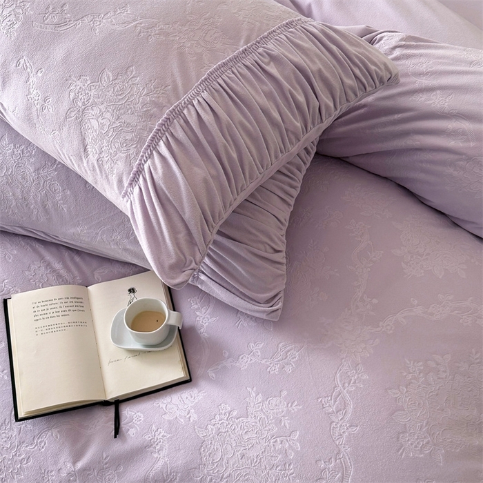 91家纺网 家纺一手货源 找家纺 金奇达家纺 2025新款羽零™空气拉绒四件套热压纹四件套-【爱丽莎】 热压纹【爱丽莎】系列，标准号全网控价（折后券后）不低于218元 会员减45元 爱丽莎-浅紫