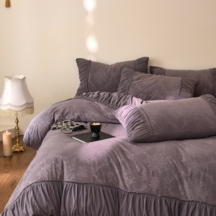 91家纺网 家纺一手货源 找家纺 金奇达家纺 2025新款羽零™空气拉绒四件套热压纹四件套-【爱丽莎】 热压纹【爱丽莎】系列，标准号全网控价（折后券后）不低于218元 会员减45元 爱丽莎-深灰