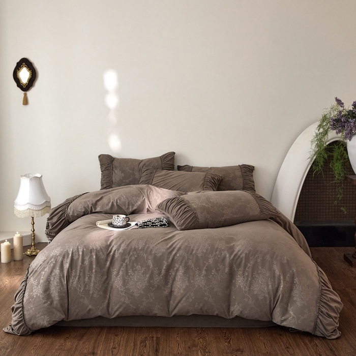 91家纺网 家纺一手货源 找家纺 金奇达家纺 2025新款羽零™空气拉绒四件套热压纹四件套-【爱丽莎】 热压纹【爱丽莎】系列，标准号全网控价（折后券后）不低于218元 会员减45元 爱丽莎-深咖