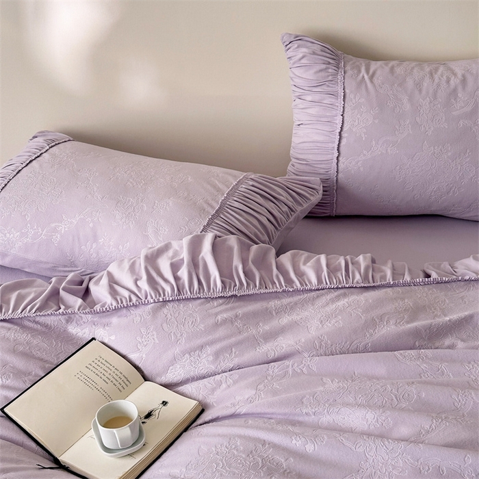 91家纺网 家纺一手货源 找家纺 金奇达家纺 2025新款羽零™空气拉绒四件套热压纹四件套-【爱丽莎】 热压纹【爱丽莎】系列，标准号全网控价（折后券后）不低于218元 会员减45元 爱丽莎-浅紫