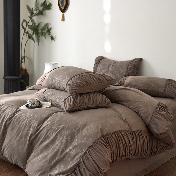 91家纺网 家纺一手货源 找家纺 金奇达家纺 2025新款羽零™空气拉绒四件套热压纹四件套-【爱丽莎】 热压纹【爱丽莎】系列，标准号全网控价（折后券后）不低于218元 会员减45元 爱丽莎-深咖