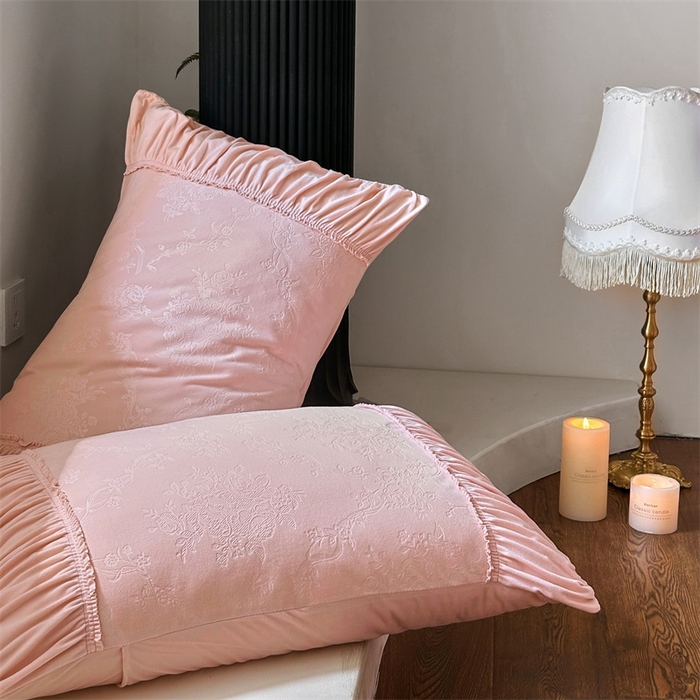 91家纺网 家纺一手货源 找家纺 金奇达家纺 2025新款羽零™空气拉绒四件套热压纹四件套-【爱丽莎】 热压纹【爱丽莎】系列，标准号全网控价（折后券后）不低于218元 会员减45元 爱丽莎-浅粉