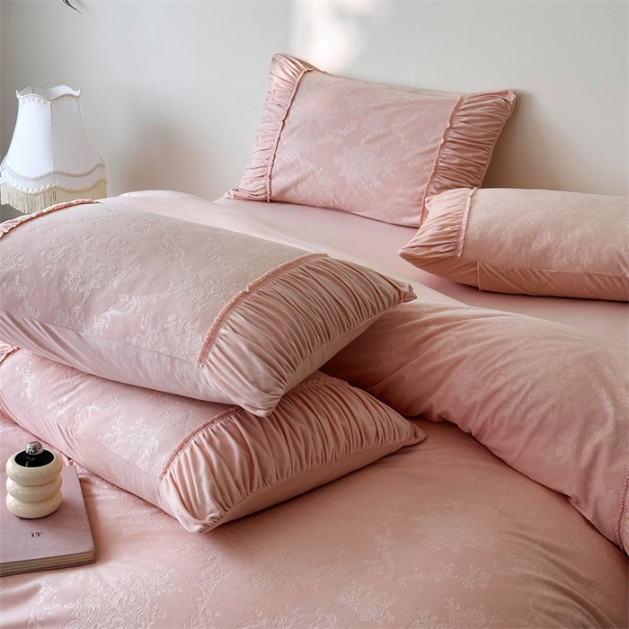 91家纺网 家纺一手货源 找家纺 金奇达家纺 2025新款羽零™空气拉绒四件套热压纹四件套-【爱丽莎】 热压纹【爱丽莎】系列，标准号全网控价（折后券后）不低于218元 会员减45元 爱丽莎-浅粉