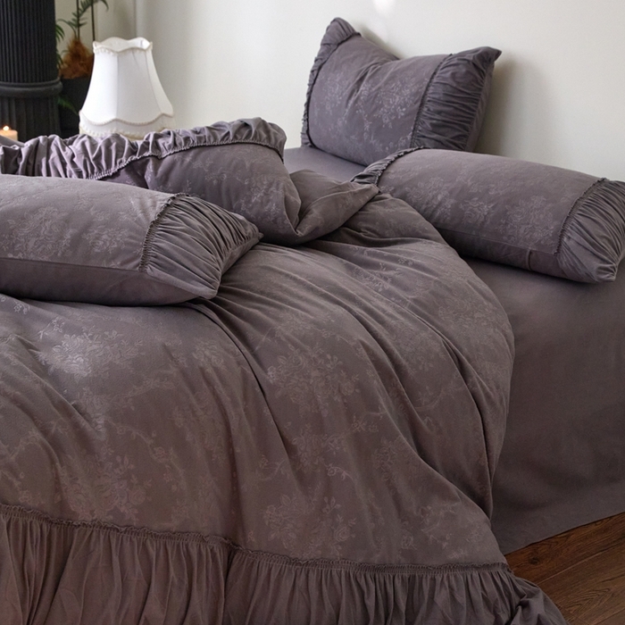 91家纺网 家纺一手货源 找家纺 金奇达家纺 2025新款羽零™空气拉绒四件套热压纹四件套-【爱丽莎】 热压纹【爱丽莎】系列，标准号全网控价（折后券后）不低于218元 会员减45元 爱丽莎-深灰