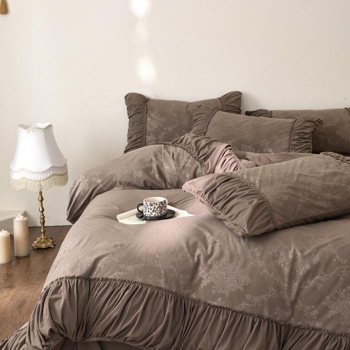 91家纺网 家纺一手货源 找家纺 金奇达家纺 2025新款羽零™空气拉绒四件套热压纹四件套-【爱丽莎】 热压纹【爱丽莎】系列，标准号全网控价（折后券后）不低于218元 会员减45元 爱丽莎-深咖