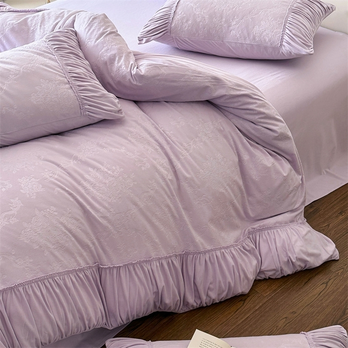 91家纺网 家纺一手货源 找家纺 金奇达家纺 2025新款羽零™空气拉绒四件套热压纹四件套-【爱丽莎】 热压纹【爱丽莎】系列，标准号全网控价（折后券后）不低于218元 会员减45元 爱丽莎-浅紫