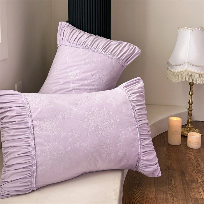 91家纺网 家纺一手货源 找家纺 金奇达家纺 2025新款羽零™空气拉绒四件套热压纹四件套-【爱丽莎】 热压纹【爱丽莎】系列，标准号全网控价（折后券后）不低于218元 会员减45元 爱丽莎-浅紫