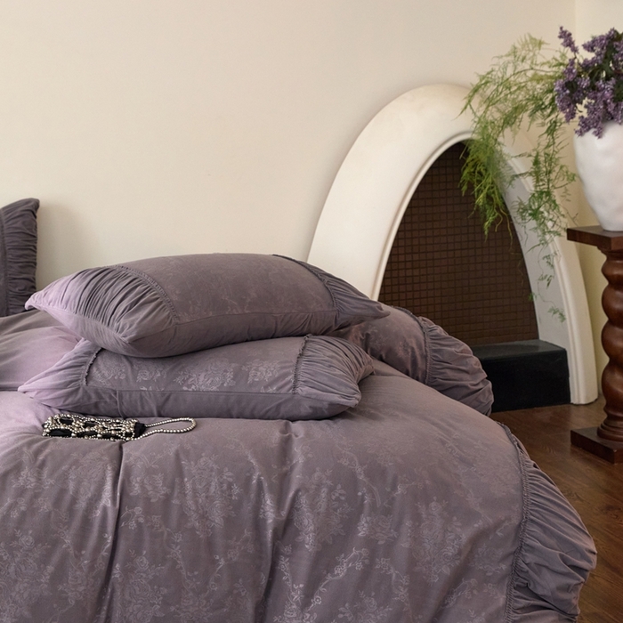 91家纺网 家纺一手货源 找家纺 金奇达家纺 2025新款羽零™空气拉绒四件套热压纹四件套-【爱丽莎】 热压纹【爱丽莎】系列，标准号全网控价（折后券后）不低于218元 会员减45元 爱丽莎-深灰