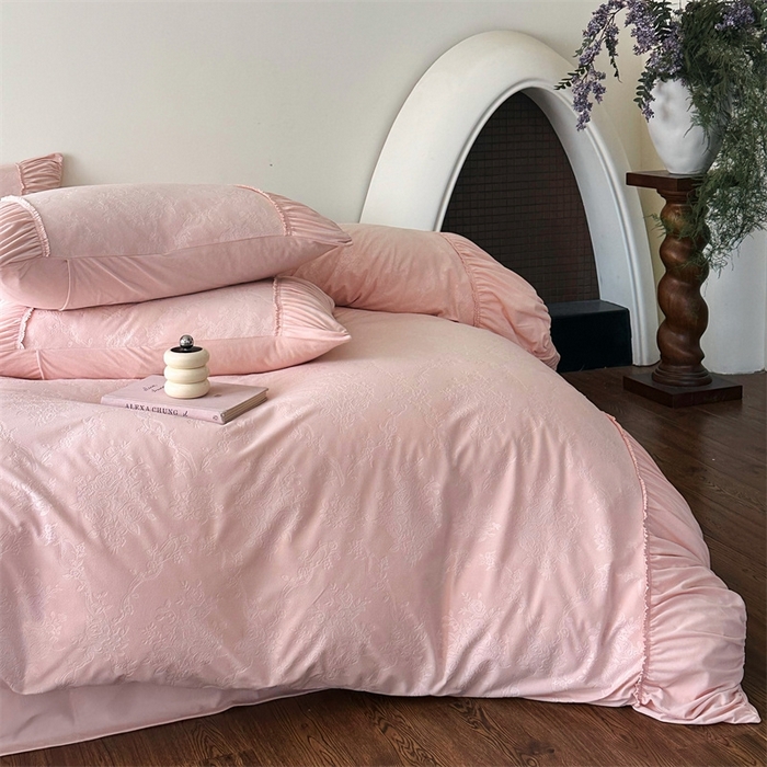 91家纺网 家纺一手货源 找家纺 金奇达家纺 2025新款羽零™空气拉绒四件套热压纹四件套-【爱丽莎】 热压纹【爱丽莎】系列，标准号全网控价（折后券后）不低于218元 会员减45元 爱丽莎-浅粉