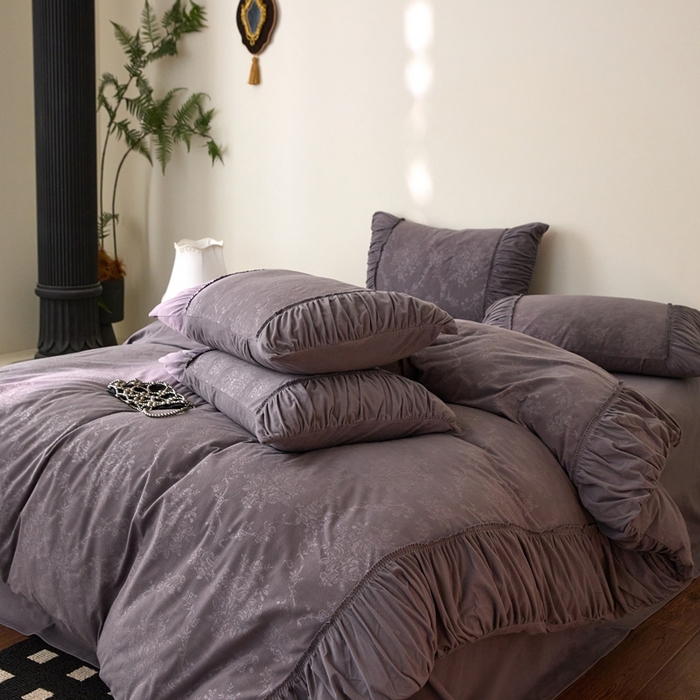 91家纺网 家纺一手货源 找家纺 金奇达家纺 2025新款羽零™空气拉绒四件套热压纹四件套-【爱丽莎】 热压纹【爱丽莎】系列，标准号全网控价（折后券后）不低于218元 会员减45元 爱丽莎-深灰