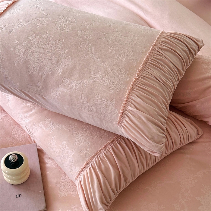 91家纺网 家纺一手货源 找家纺 金奇达家纺 2025新款羽零™空气拉绒四件套热压纹四件套-【爱丽莎】 热压纹【爱丽莎】系列，标准号全网控价（折后券后）不低于218元 会员减45元 爱丽莎-浅粉