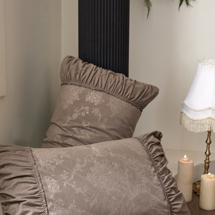 91家纺网 家纺一手货源 找家纺 金奇达家纺 2025新款羽零™空气拉绒四件套热压纹四件套-【爱丽莎】 热压纹【爱丽莎】系列，标准号全网控价（折后券后）不低于218元 会员减45元 爱丽莎-深咖