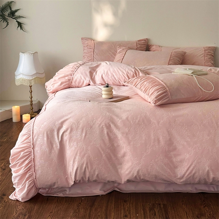 91家纺网 家纺一手货源 找家纺 金奇达家纺 2025新款羽零™空气拉绒四件套热压纹四件套-【爱丽莎】 热压纹【爱丽莎】系列，标准号全网控价（折后券后）不低于218元 会员减45元 爱丽莎-浅粉