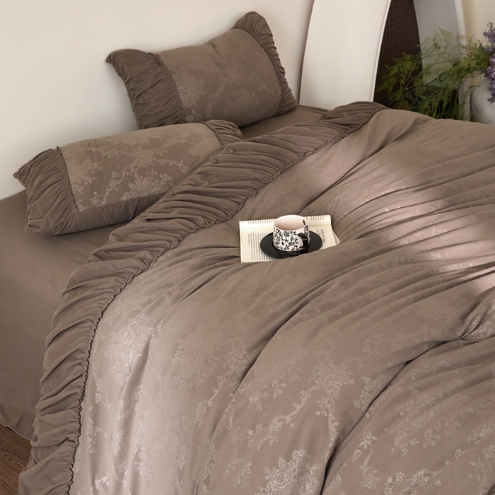 91家纺网 家纺一手货源 找家纺 金奇达家纺 2025新款羽零™空气拉绒四件套热压纹四件套-【爱丽莎】 热压纹【爱丽莎】系列，标准号全网控价（折后券后）不低于218元 会员减45元 爱丽莎-深咖