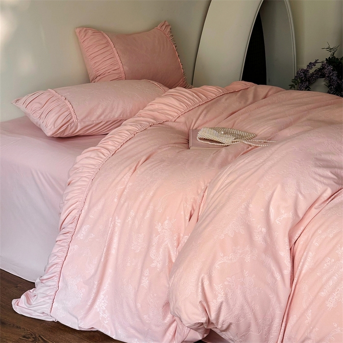 91家纺网 家纺一手货源 找家纺 金奇达家纺 2025新款羽零™空气拉绒四件套热压纹四件套-【爱丽莎】 热压纹【爱丽莎】系列，标准号全网控价（折后券后）不低于218元 会员减45元 爱丽莎-浅粉