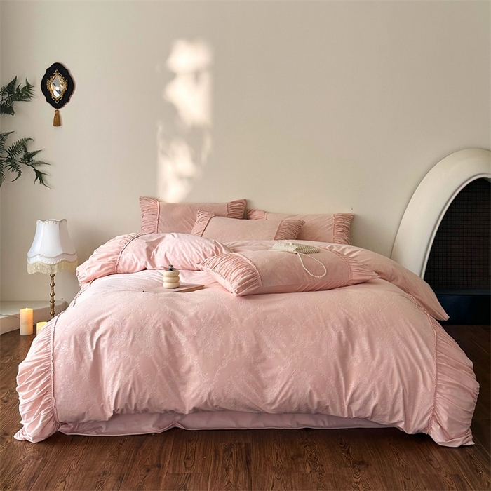 91家纺网 家纺一手货源 找家纺 （总）金奇达家纺 2025新款羽零™空气拉绒四件套热压纹四件套-【爱丽莎】 热压纹【爱丽莎】系列，标准号全网控价（折后券后）不低于218元 会员减45元