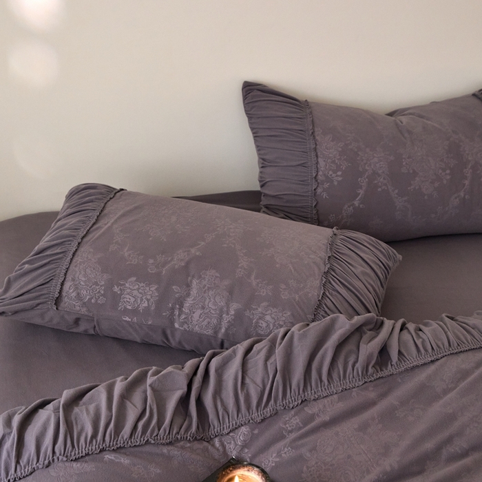 91家纺网 家纺一手货源 找家纺 金奇达家纺 2025新款羽零™空气拉绒四件套热压纹四件套-【爱丽莎】 热压纹【爱丽莎】系列，标准号全网控价（折后券后）不低于218元 会员减45元 爱丽莎-深灰