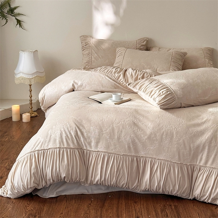 91家纺网 家纺一手货源 找家纺 （总）金奇达家纺 2025新款羽零™空气拉绒四件套热压纹四件套-【爱丽莎】 热压纹【爱丽莎】系列，标准号全网控价（折后券后）不低于218元 会员减45元