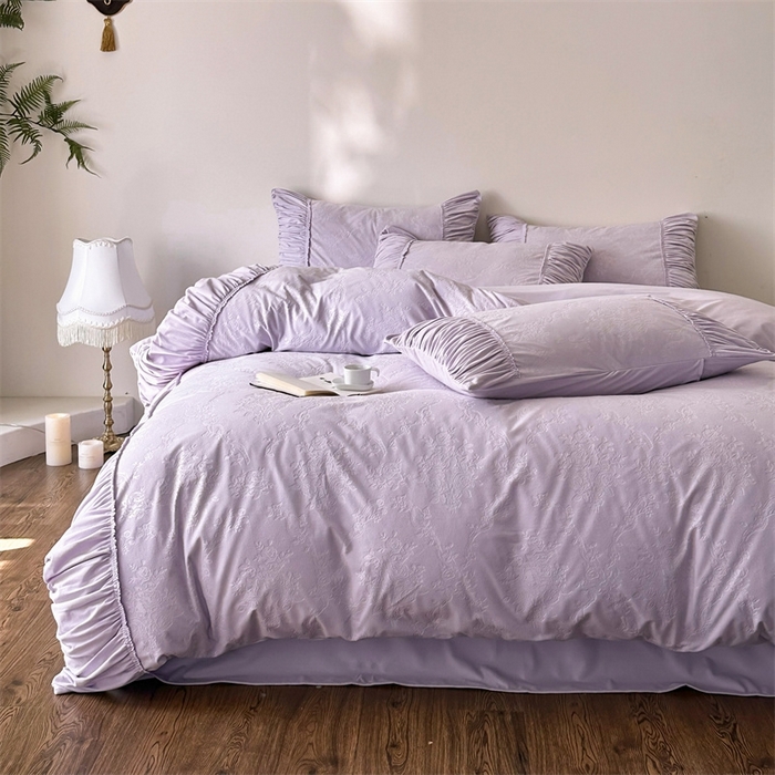 91家纺网 家纺一手货源 找家纺 金奇达家纺 2025新款羽零™空气拉绒四件套热压纹四件套-【爱丽莎】 热压纹【爱丽莎】系列，标准号全网控价（折后券后）不低于218元 会员减45元 爱丽莎-浅紫