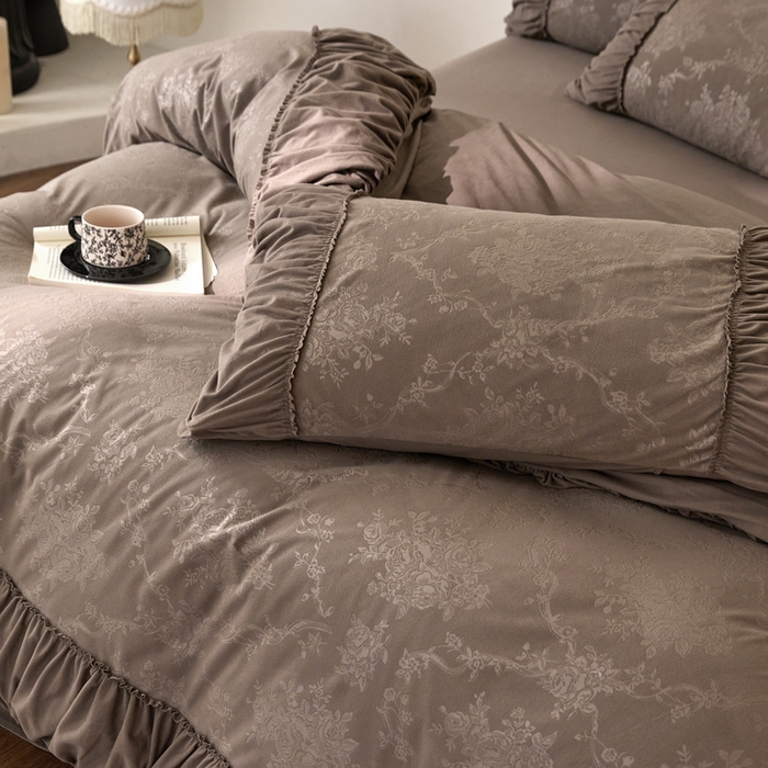 91家纺网 家纺一手货源 找家纺 金奇达家纺 2025新款羽零™空气拉绒四件套热压纹四件套-【爱丽莎】 热压纹【爱丽莎】系列，标准号全网控价（折后券后）不低于218元 会员减45元 爱丽莎-深咖