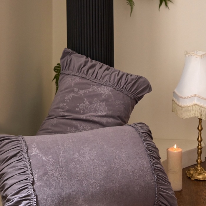 91家纺网 家纺一手货源 找家纺 金奇达家纺 2025新款羽零™空气拉绒四件套热压纹四件套-【爱丽莎】 热压纹【爱丽莎】系列，标准号全网控价（折后券后）不低于218元 会员减45元 爱丽莎-深灰