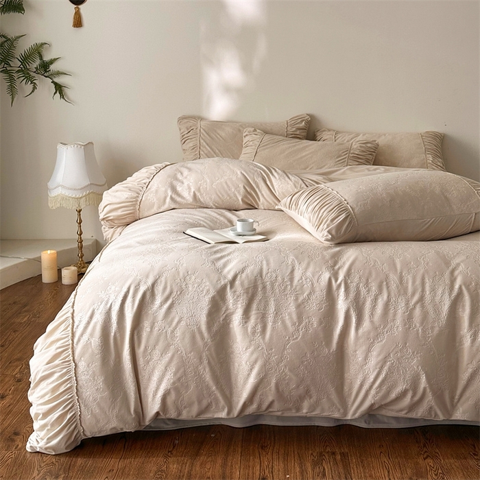 91家纺网 家纺一手货源 找家纺 （总）金奇达家纺 2025新款羽零™空气拉绒四件套热压纹四件套-【爱丽莎】 热压纹【爱丽莎】系列，标准号全网控价（折后券后）不低于218元 会员减45元