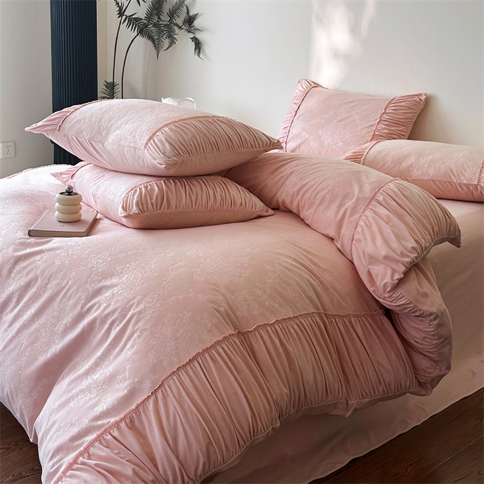 91家纺网 家纺一手货源 找家纺 金奇达家纺 2025新款羽零™空气拉绒四件套热压纹四件套-【爱丽莎】 热压纹【爱丽莎】系列，标准号全网控价（折后券后）不低于218元 会员减45元 爱丽莎-浅粉