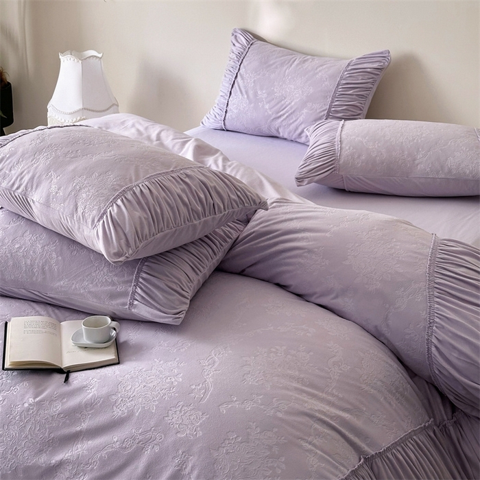 91家纺网 家纺一手货源 找家纺 金奇达家纺 2025新款羽零™空气拉绒四件套热压纹四件套-【爱丽莎】 热压纹【爱丽莎】系列，标准号全网控价（折后券后）不低于218元 会员减45元 爱丽莎-浅紫