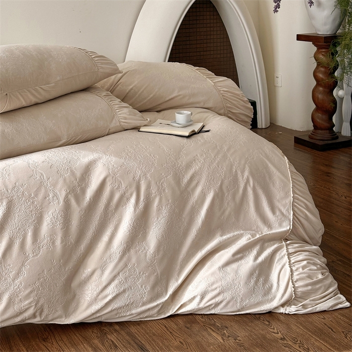 91家纺网 家纺一手货源 找家纺 （总）金奇达家纺 2025新款羽零™空气拉绒四件套热压纹四件套-【爱丽莎】 热压纹【爱丽莎】系列，标准号全网控价（折后券后）不低于218元 会员减45元