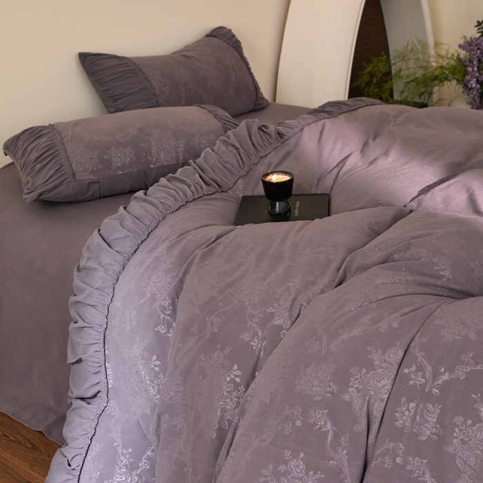 91家纺网 家纺一手货源 找家纺 金奇达家纺 2025新款羽零™空气拉绒四件套热压纹四件套-【爱丽莎】 热压纹【爱丽莎】系列，标准号全网控价（折后券后）不低于218元 会员减45元 爱丽莎-深灰