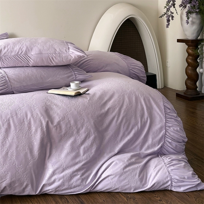 91家纺网 家纺一手货源 找家纺 金奇达家纺 2025新款羽零™空气拉绒四件套热压纹四件套-【爱丽莎】 热压纹【爱丽莎】系列，标准号全网控价（折后券后）不低于218元 会员减45元 爱丽莎-浅紫