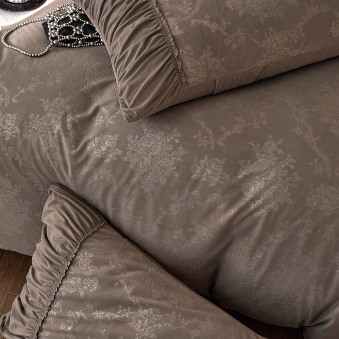 91家纺网 家纺一手货源 找家纺 金奇达家纺 2025新款羽零™空气拉绒四件套热压纹四件套-【爱丽莎】 热压纹【爱丽莎】系列，标准号全网控价（折后券后）不低于218元 会员减45元 爱丽莎-深咖