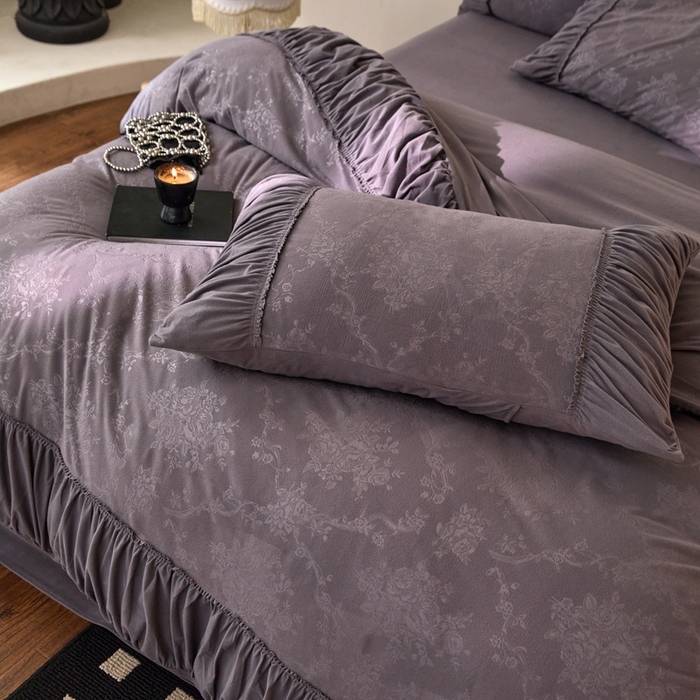 91家纺网 家纺一手货源 找家纺 金奇达家纺 2025新款羽零™空气拉绒四件套热压纹四件套-【爱丽莎】 热压纹【爱丽莎】系列，标准号全网控价（折后券后）不低于218元 会员减45元 爱丽莎-深灰