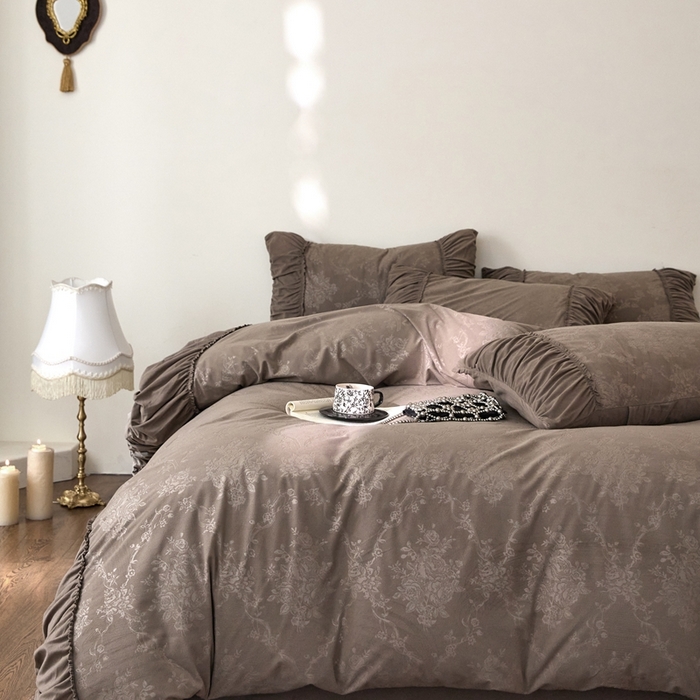 91家纺网 家纺一手货源 找家纺 金奇达家纺 2025新款羽零™空气拉绒四件套热压纹四件套-【爱丽莎】 热压纹【爱丽莎】系列，标准号全网控价（折后券后）不低于218元 会员减45元 爱丽莎-深咖