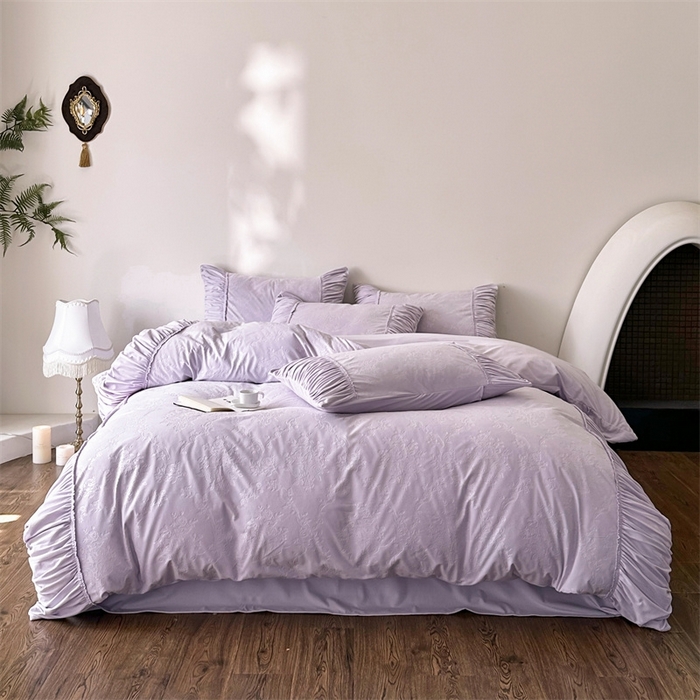 91家纺网 家纺一手货源 找家纺 金奇达家纺 2025新款羽零™空气拉绒四件套热压纹四件套-【爱丽莎】 热压纹【爱丽莎】系列，标准号全网控价（折后券后）不低于218元 会员减45元 爱丽莎-浅紫