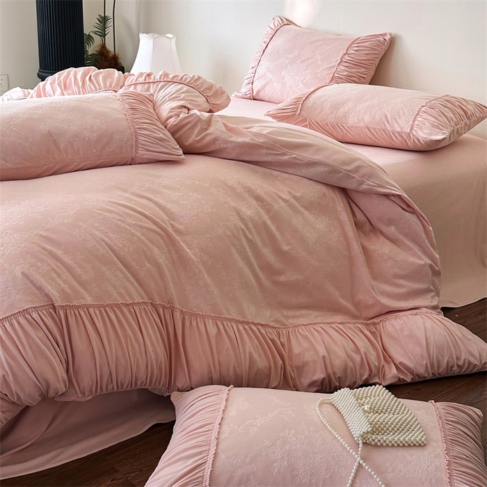 91家纺网 家纺一手货源 找家纺 金奇达家纺 2025新款羽零™空气拉绒四件套热压纹四件套-【爱丽莎】 热压纹【爱丽莎】系列，标准号全网控价（折后券后）不低于218元 会员减45元 爱丽莎-浅粉